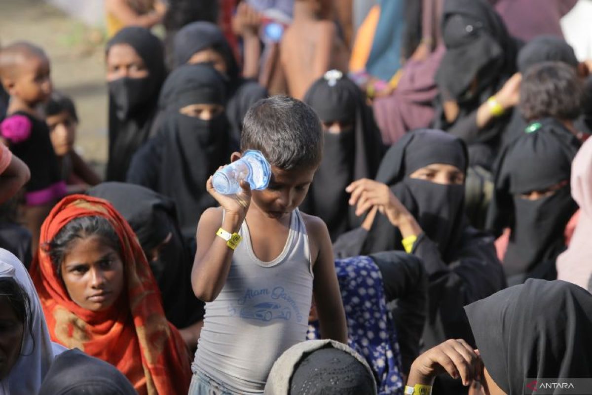 137 orang rohingya dibawa kembali ke kantor Gubernur Aceh karena ditolak warga