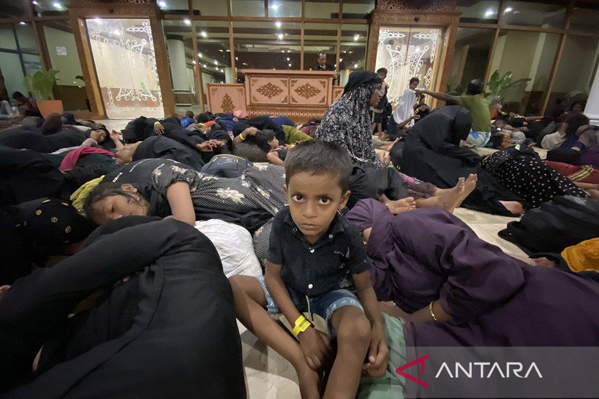 135 Rohingya di kantor gubernur Aceh dipindahkan ke Scout Camp Pramuka