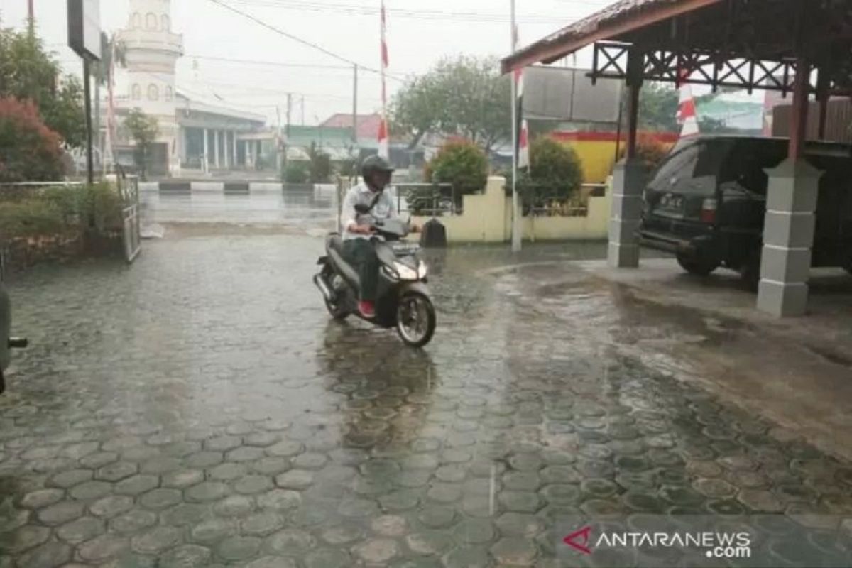 BMKG minta warga waspada potensi hujan lebat disertai petir di Kalteng