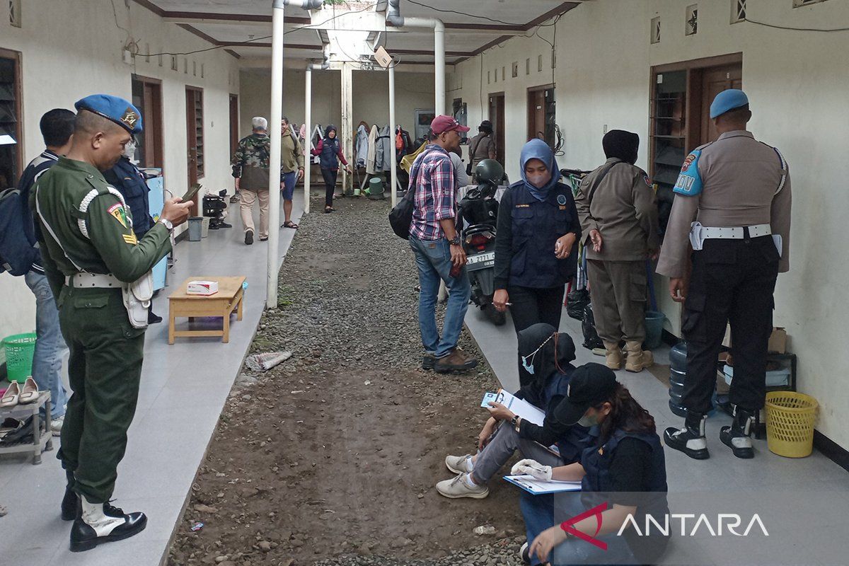 Petugas gabungan razia indekos di Purwokerto antisipasi narkoba