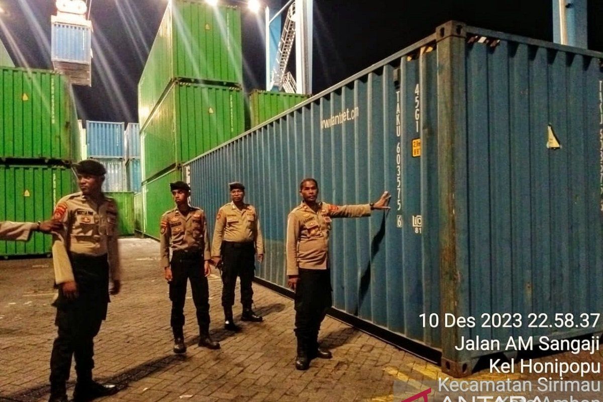 Polisi kawal pembongkaran peti kemas berisi surat suara di Pelabuhan Yos Sudarso Ambon