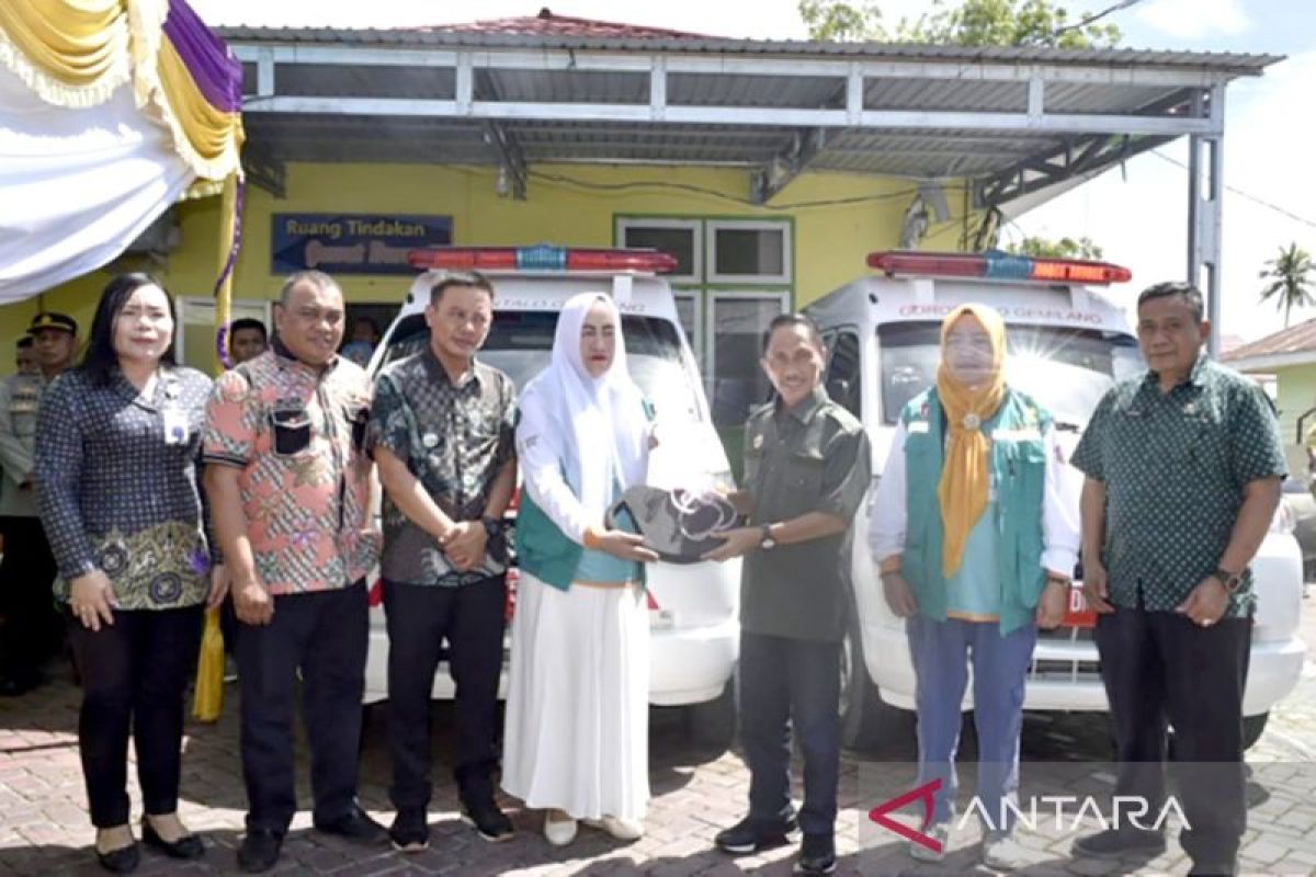 Bupati menyerahkan dua unit ambulans ke Puskesmas Asparaga