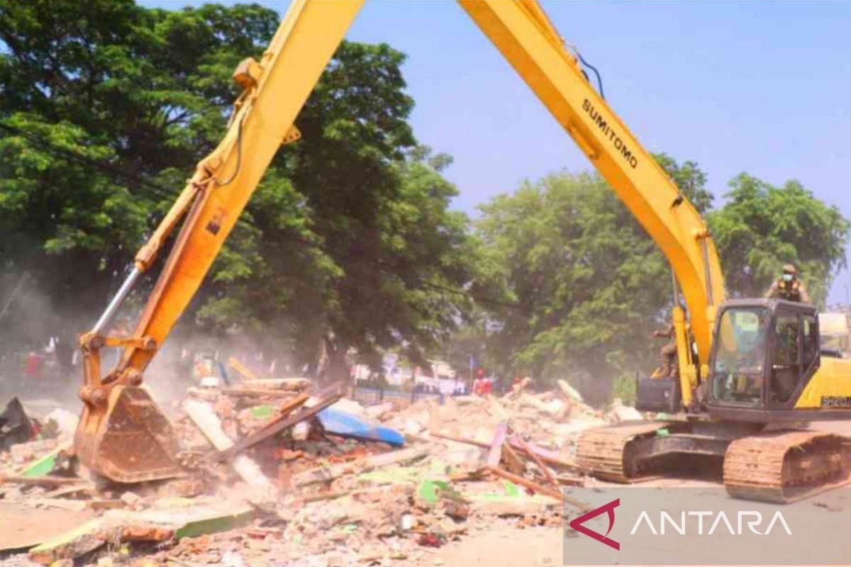 Dinongkar ratusan bangunan liar bantaran SS Pulo Sirih Bekasi Jabar