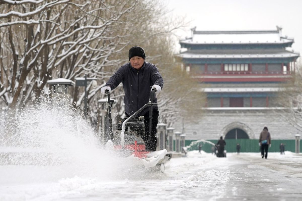 Hujan salju di China utara ganggu kegiatan pembelajaran dan lalin