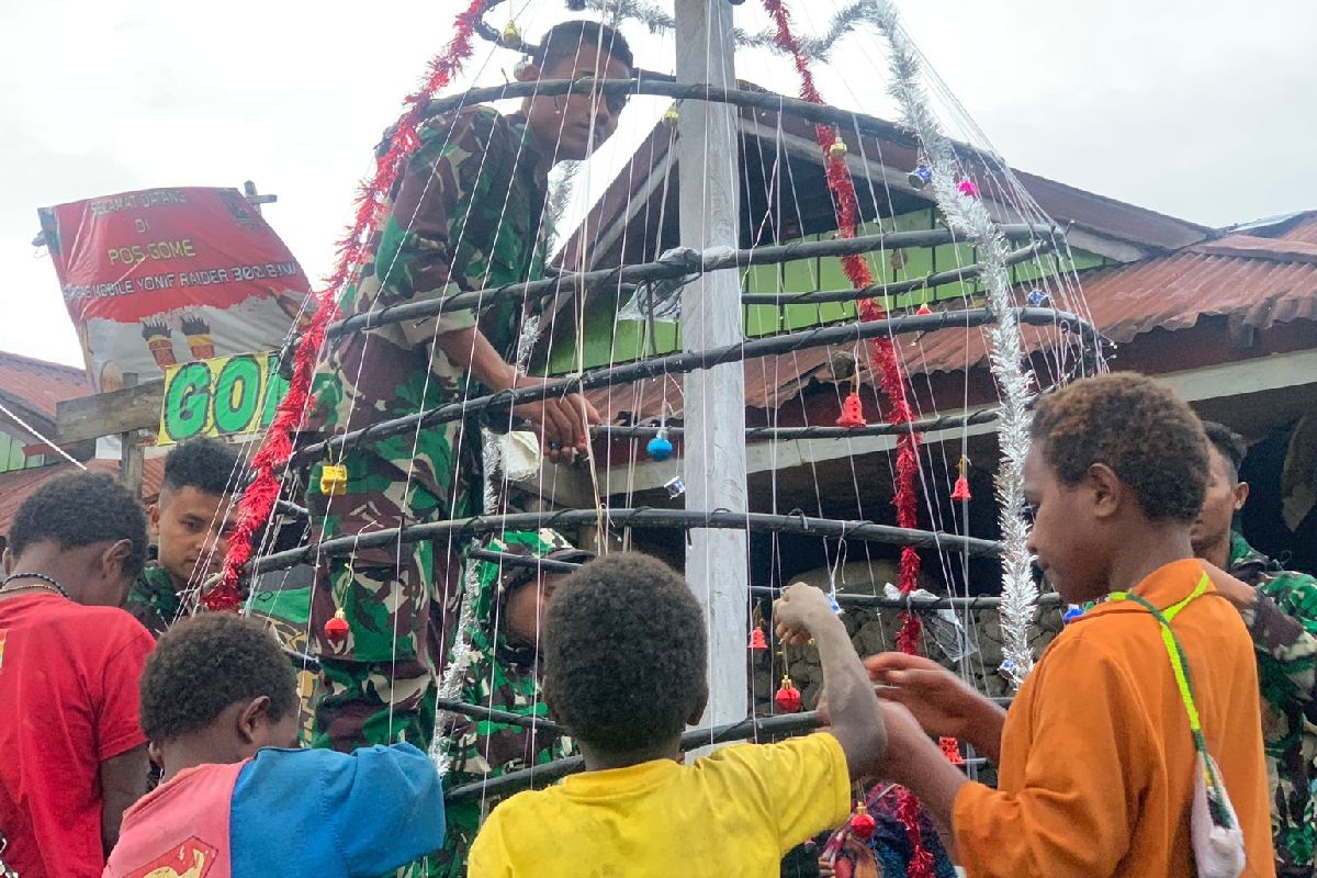 Satgas Yonif 300/Bjw ajak anak- anak di Gome buat pohon Natal