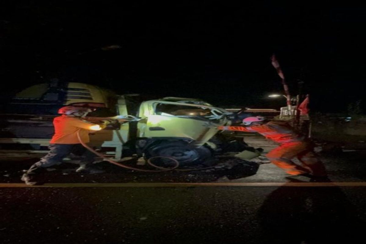 Basarnas Manado evakuasi sopir-kondektur truk korban kecelakaan