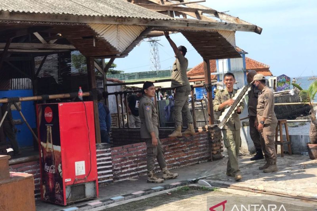 Petugas gabungan bongkar rumah makan yang berdiri di RTH Gadobangkong Palabuhanratu