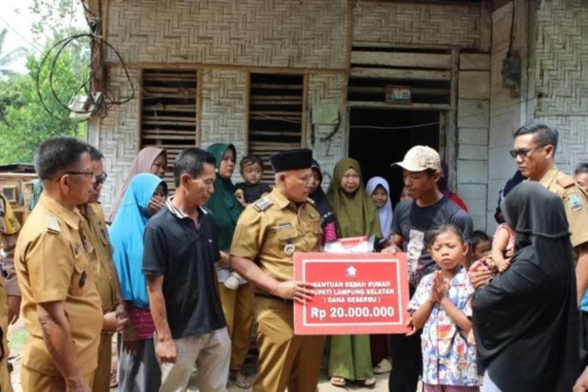 Bupati Lampung Selatan serahkan bantuan untuk warga rumah roboh