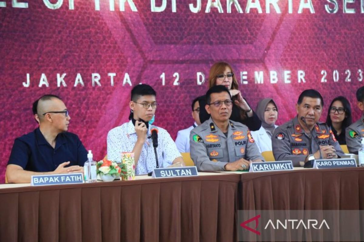 Korban kabel serat optik gunakan alat elektrolaring untuk berbicara