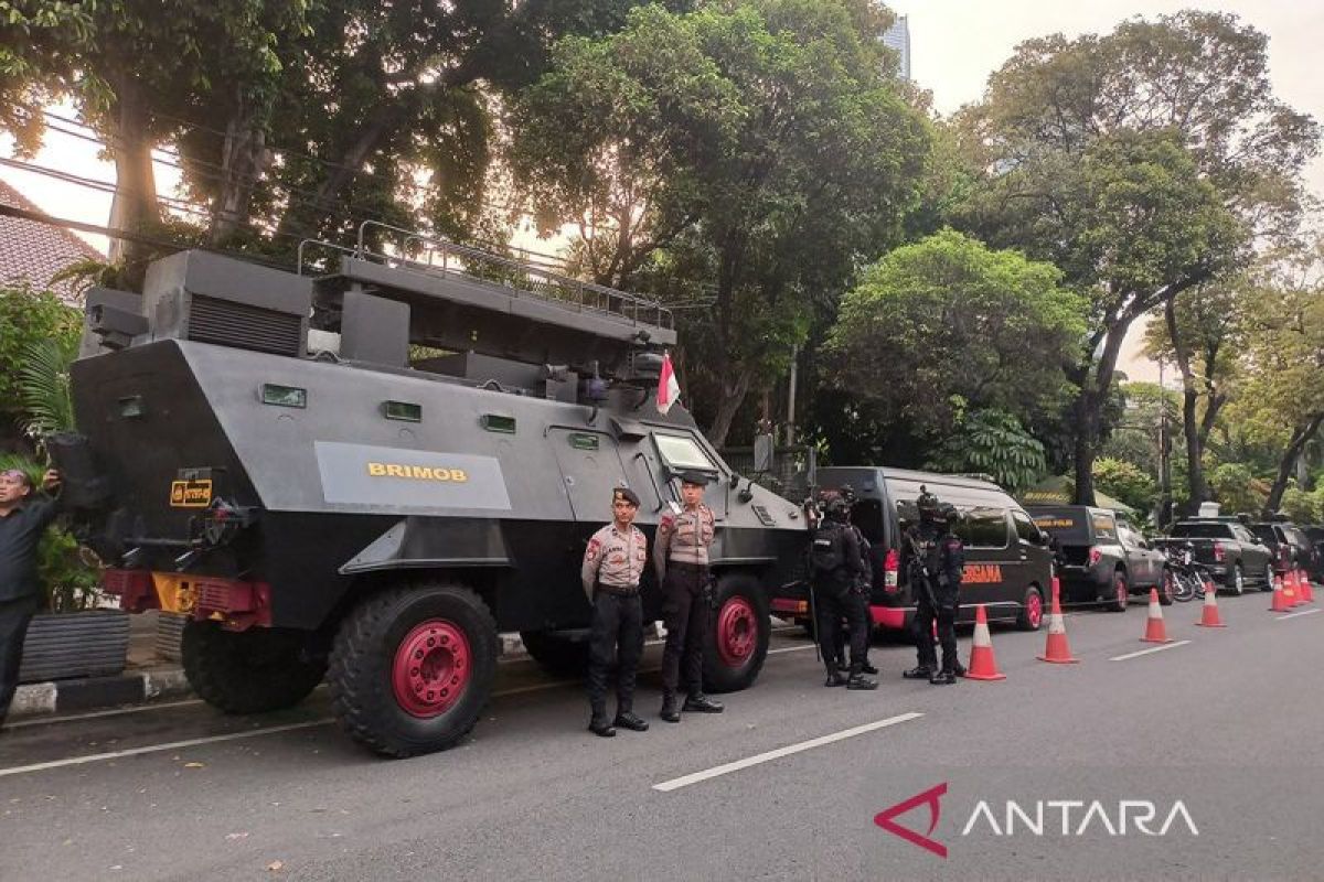Polisi siagakan kendaraan taktis di depan KPU RI