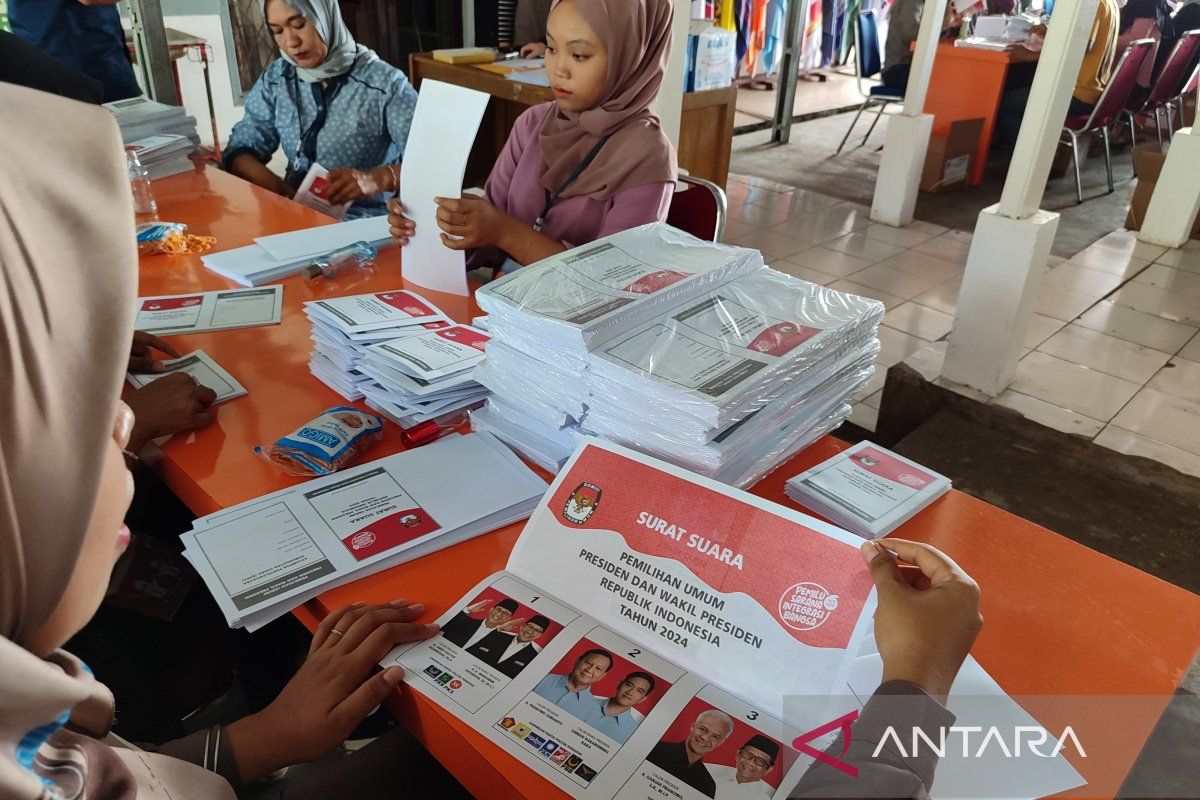 KPU Bengkulu mulai melipat surat suara Pilpres 2024