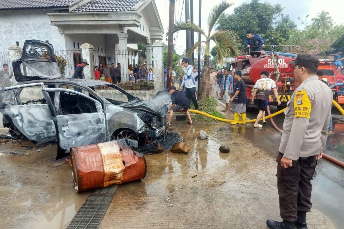 Polres Tabalong olah TKP kebakaran dua mobil di SPBU
