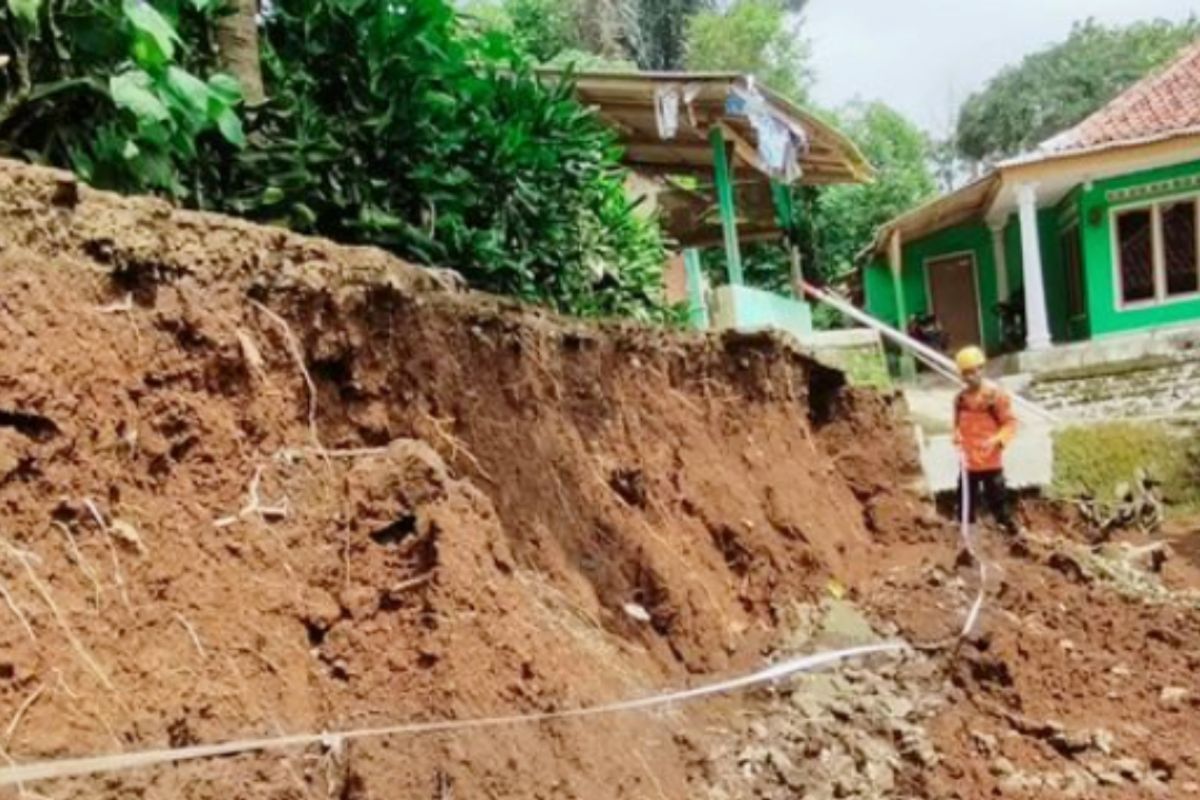 Tanah longsor berdampak pada 138 keluarga di di Desa Sukamulya Purwakarta