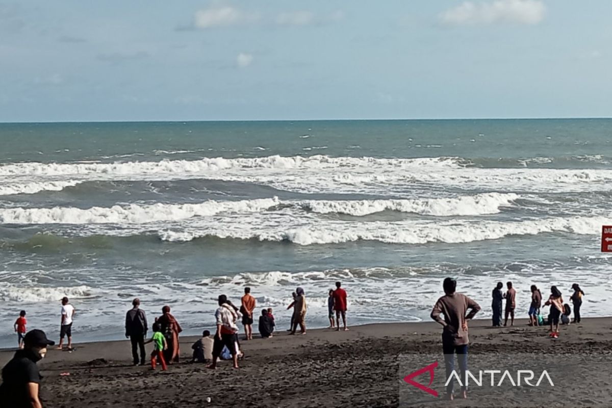 Polres Bantul ingatkan wisatawan pantai selatan tidak mandi di laut