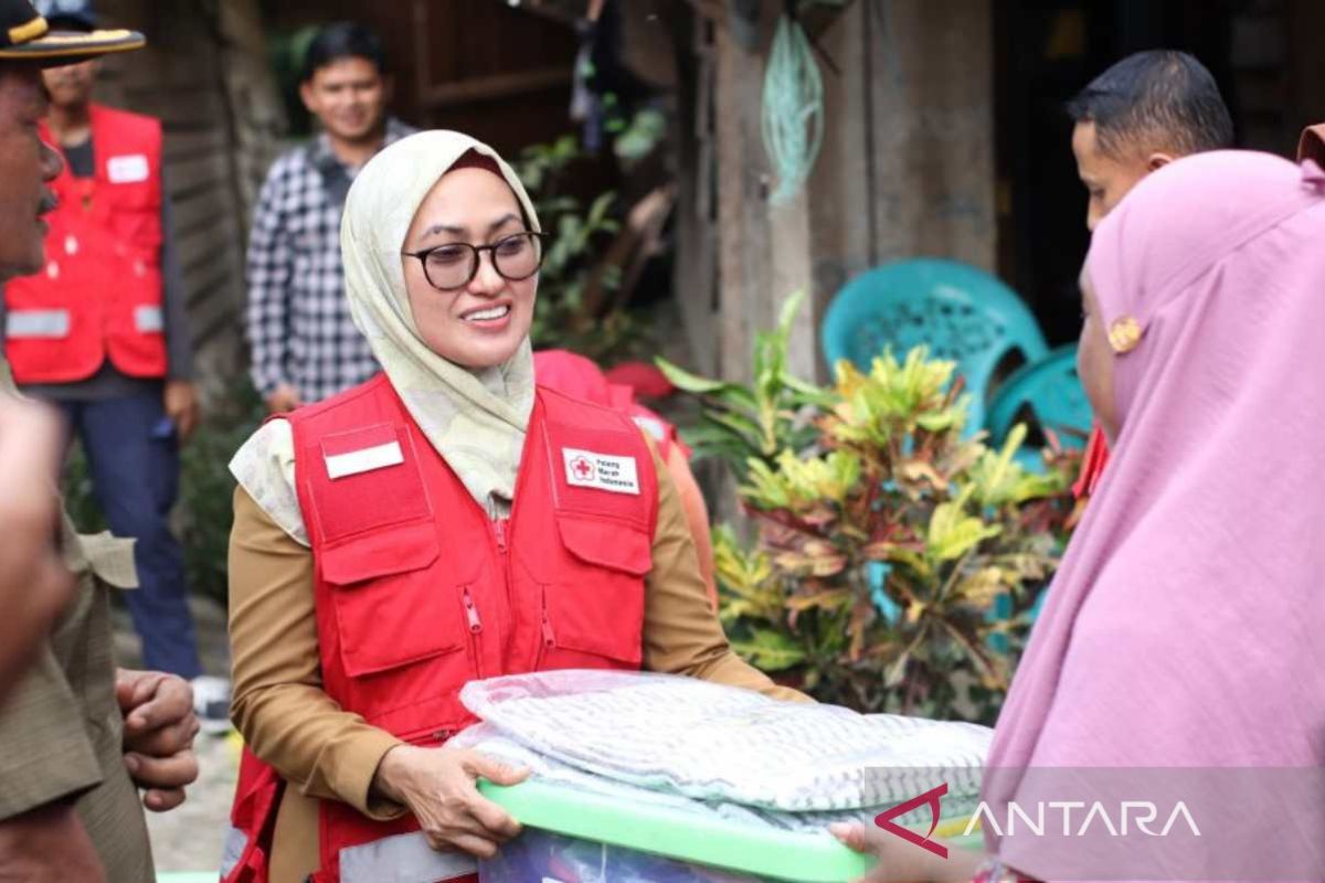 PMI Luwu Utara serahkan bantuan kepada warga terdampak puting beliung