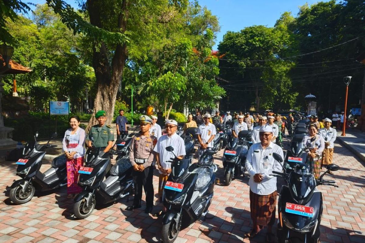 Pemkot Denpasar serahkan bantuan 142 kendaraan listrik untuk desa/kelurahan