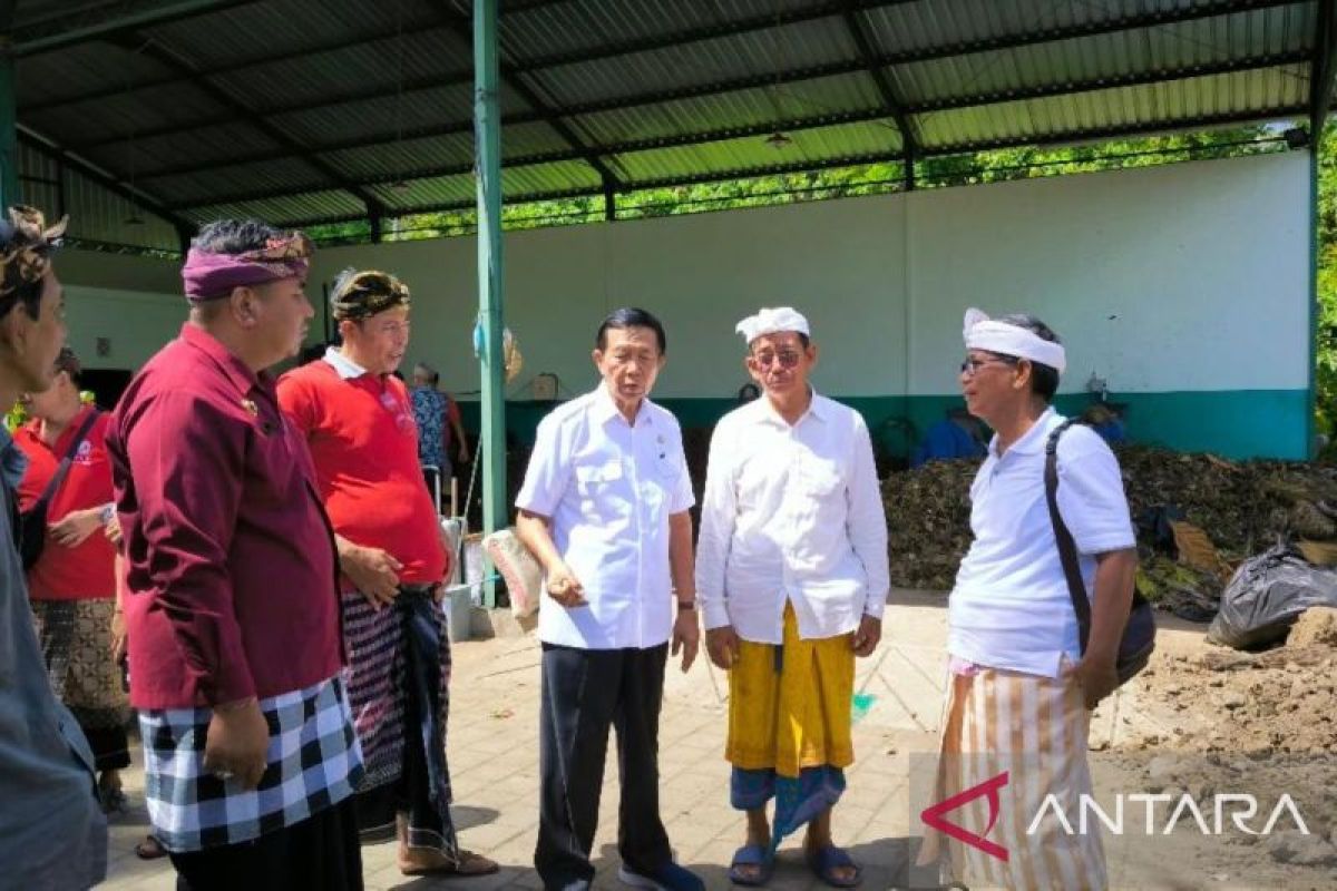Mangku Pastika gugah masyarakat Bali tak ragu meniru TPS 3R yang sukses