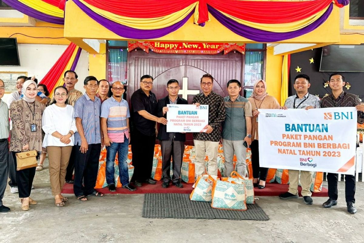 Sambut Natal dan Tahun Baru, BNI W02 bagikan paket Sembako di 3 Gereja di Padang