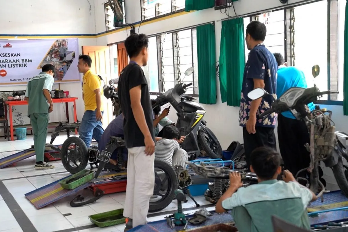 Laksanakan mandat pemerintah, PLN UIP Nusra dan SMKN 3 Mataram konversi puluhan motor BBM menjadi motor listrik