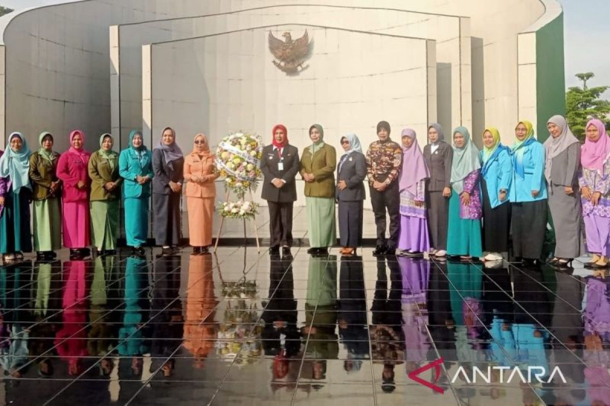 Peringatan Hari Ibu, Gabungan Organisasi Wanita Pangkalpinang ziarah ke Makam Pahlawan Pawitralaya