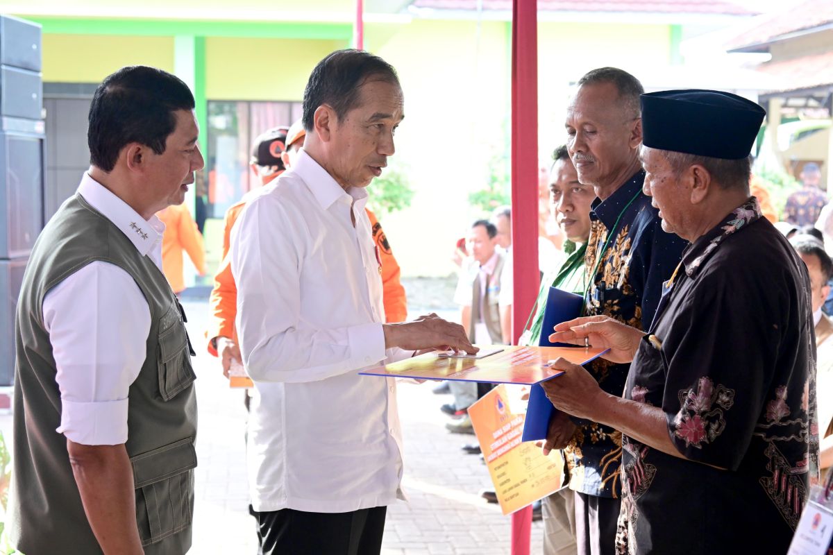 Presiden Jokowi salurkan bantuan bagi petani terdampak puso di Pekalongan