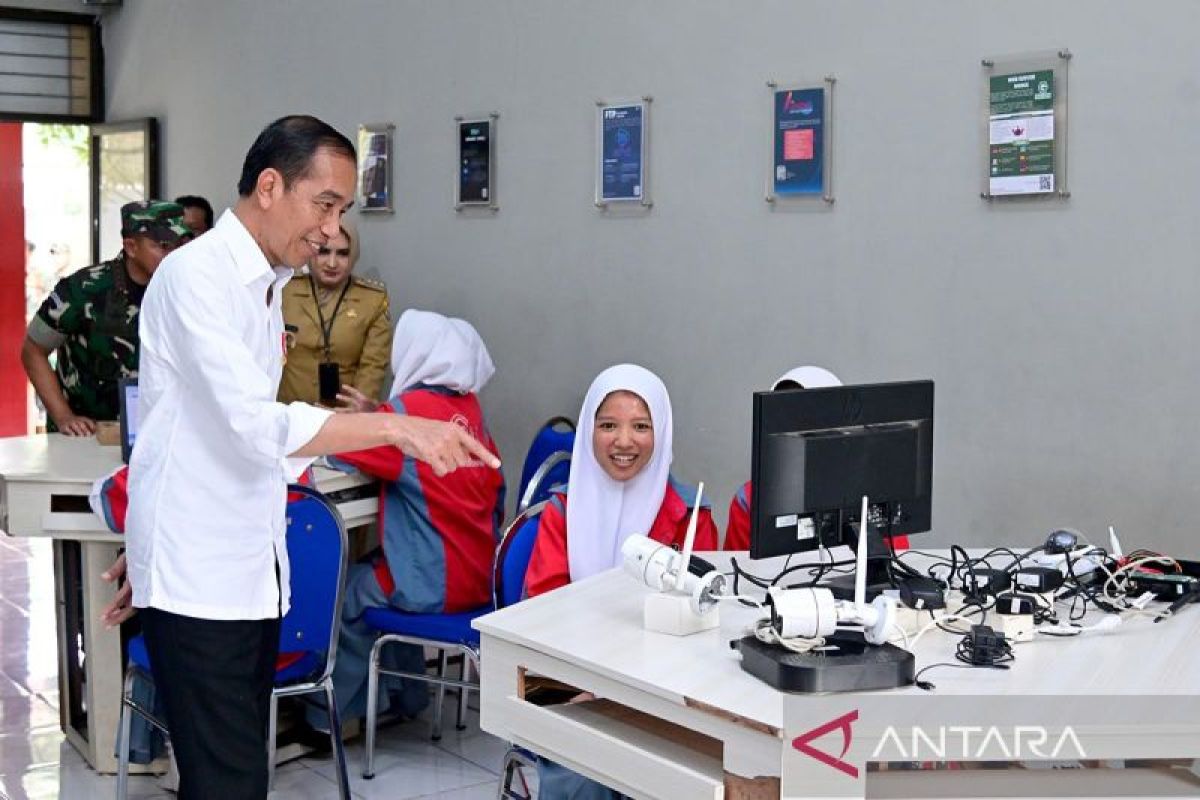 Presiden Jokowi janji beri mobil listrik untuk SMKN 1 Kedungwuni