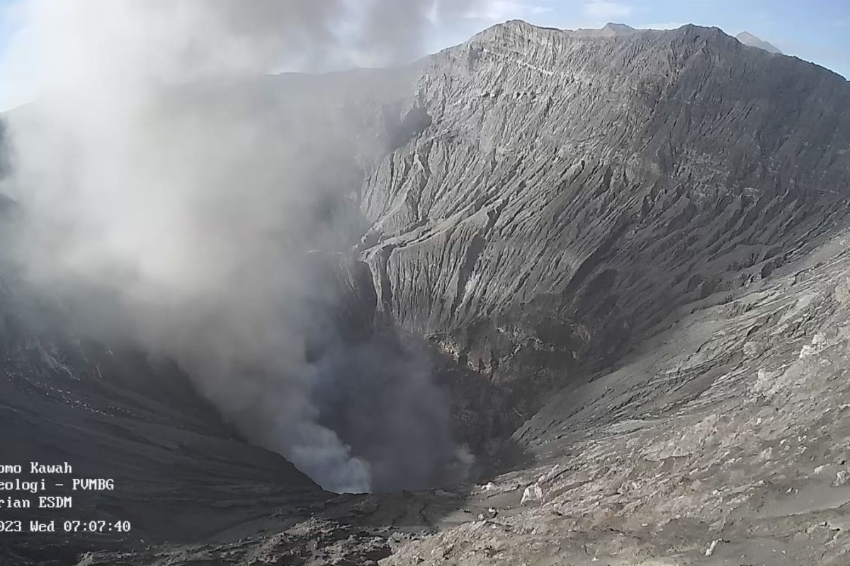 Gunung Bromo mengeluarkan asap putih dan kelabu