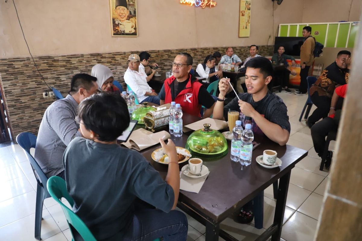 Kaesang Pangarep menyambangi dua warung kopi di Makassar