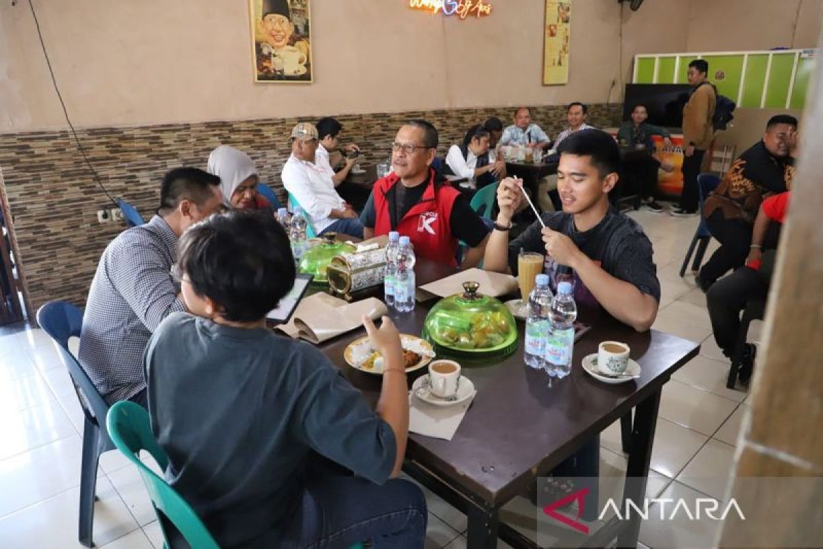 Kaesang Pangarep sambangi dua warung kopi di Makassar