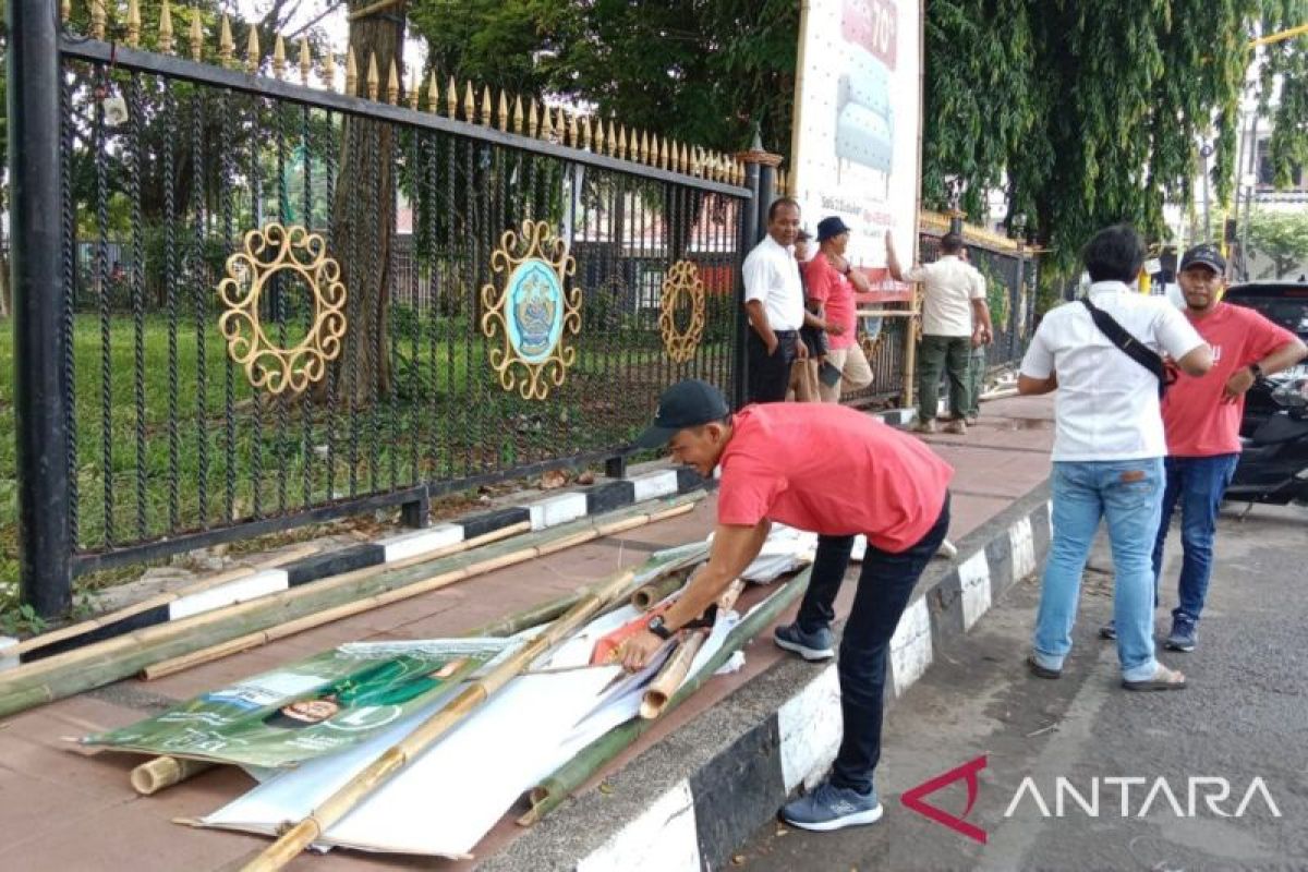 Bawaslu Bangkalan turunkan baliho capres dan caleg langgar ketentuan