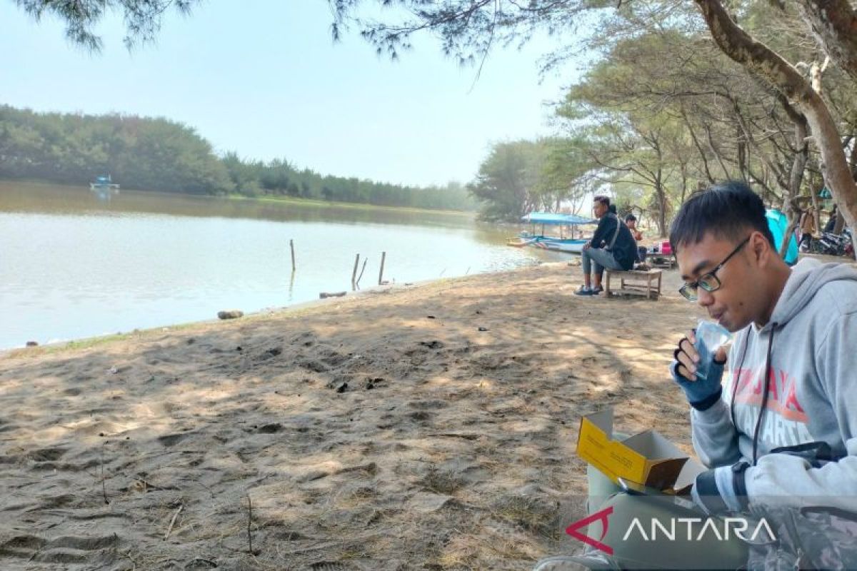 Dispar Kulon Progo selenggarakan pesta kembang api di Pantai Glagah