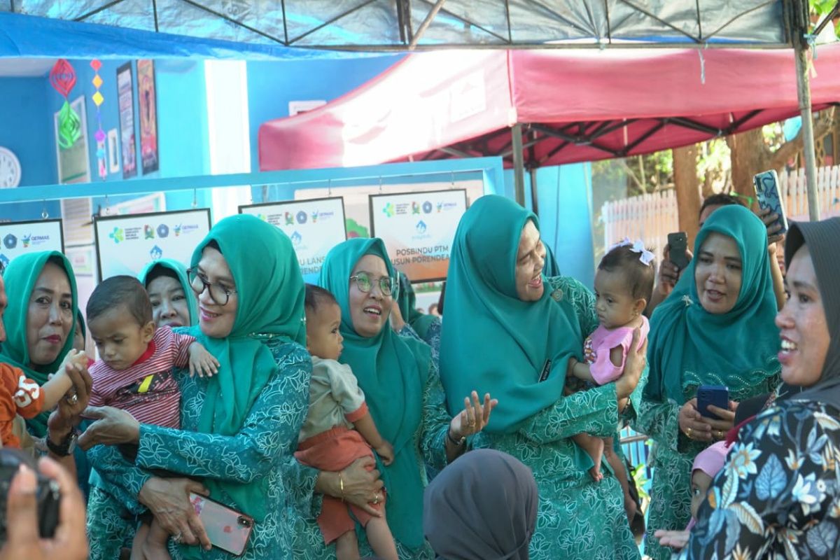 TP PKK Sulbar membantu makanan tambahan kepada 30 anak stunting di Majene