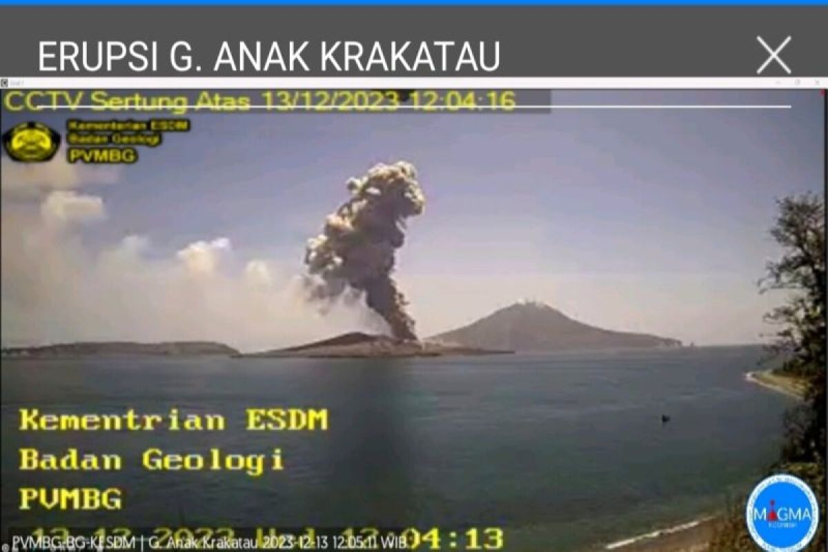 Gunung Anak Krakatau erupsi setinggi 757 meter