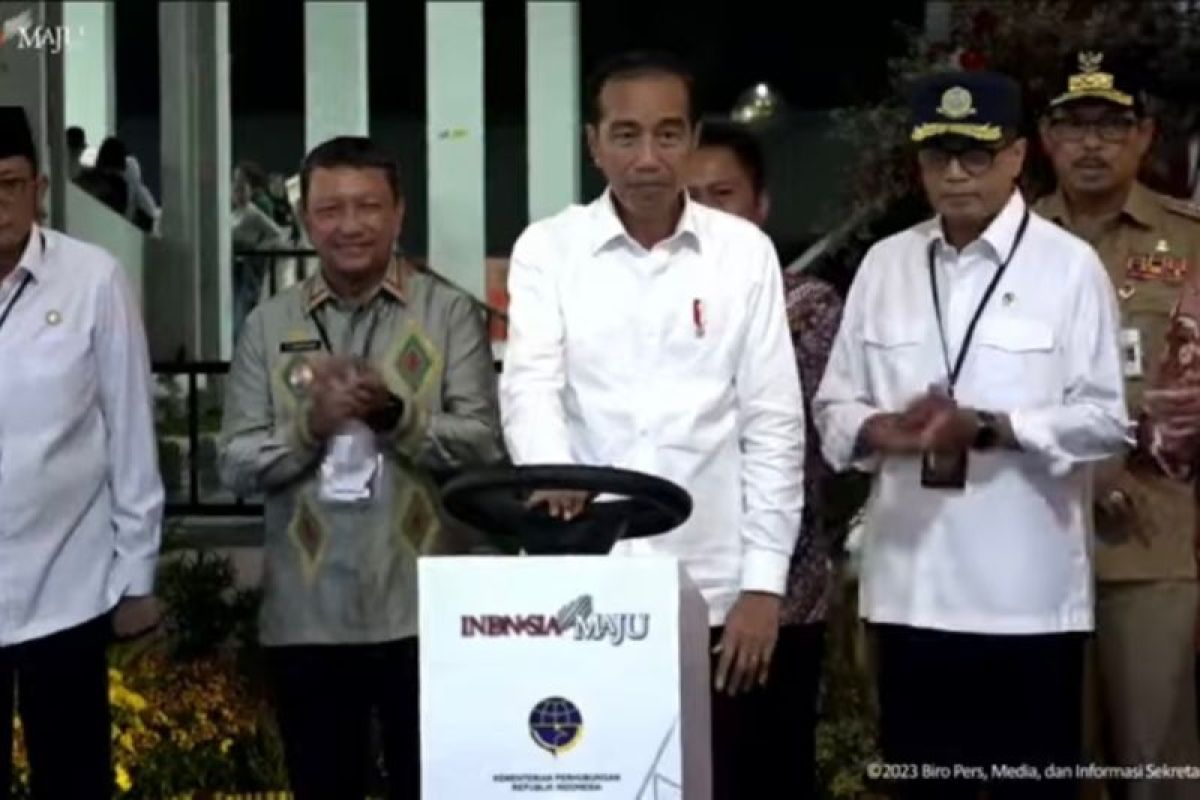 Widodo opens three bus terminals ahead of year-end holidays