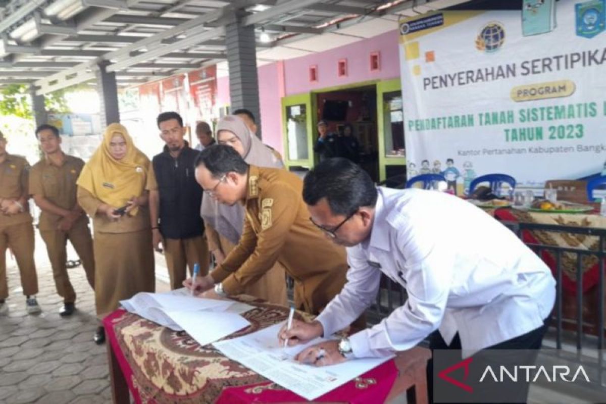 Pemkab Bangka Tengah serahkan 690 sertifikat tanah program PTSL