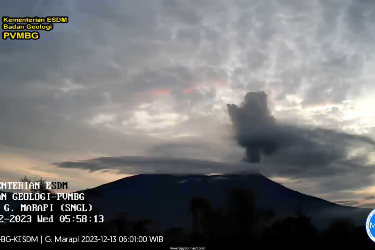 Gunung Marapi erupsi, lontarkan abu vulkanik setinggi 500 meter