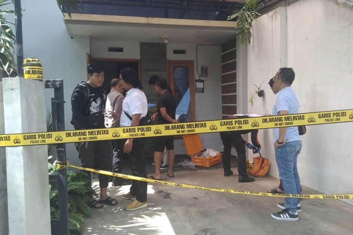 Polisi mengungkap motif dugaan bunuh diri satu keluarga di Malang