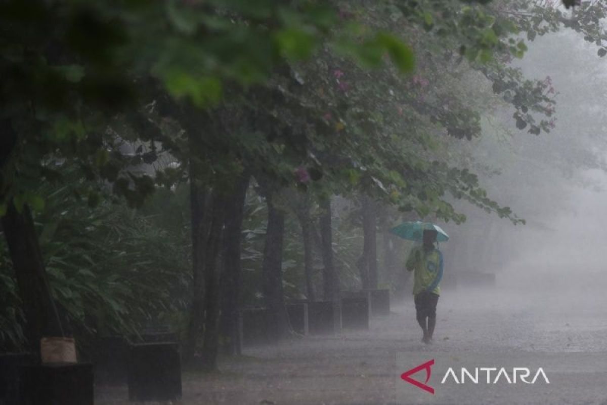 BMKG prairkan hujan lebat berpotensi mengguyur sejumlah provinsi di Indonesia