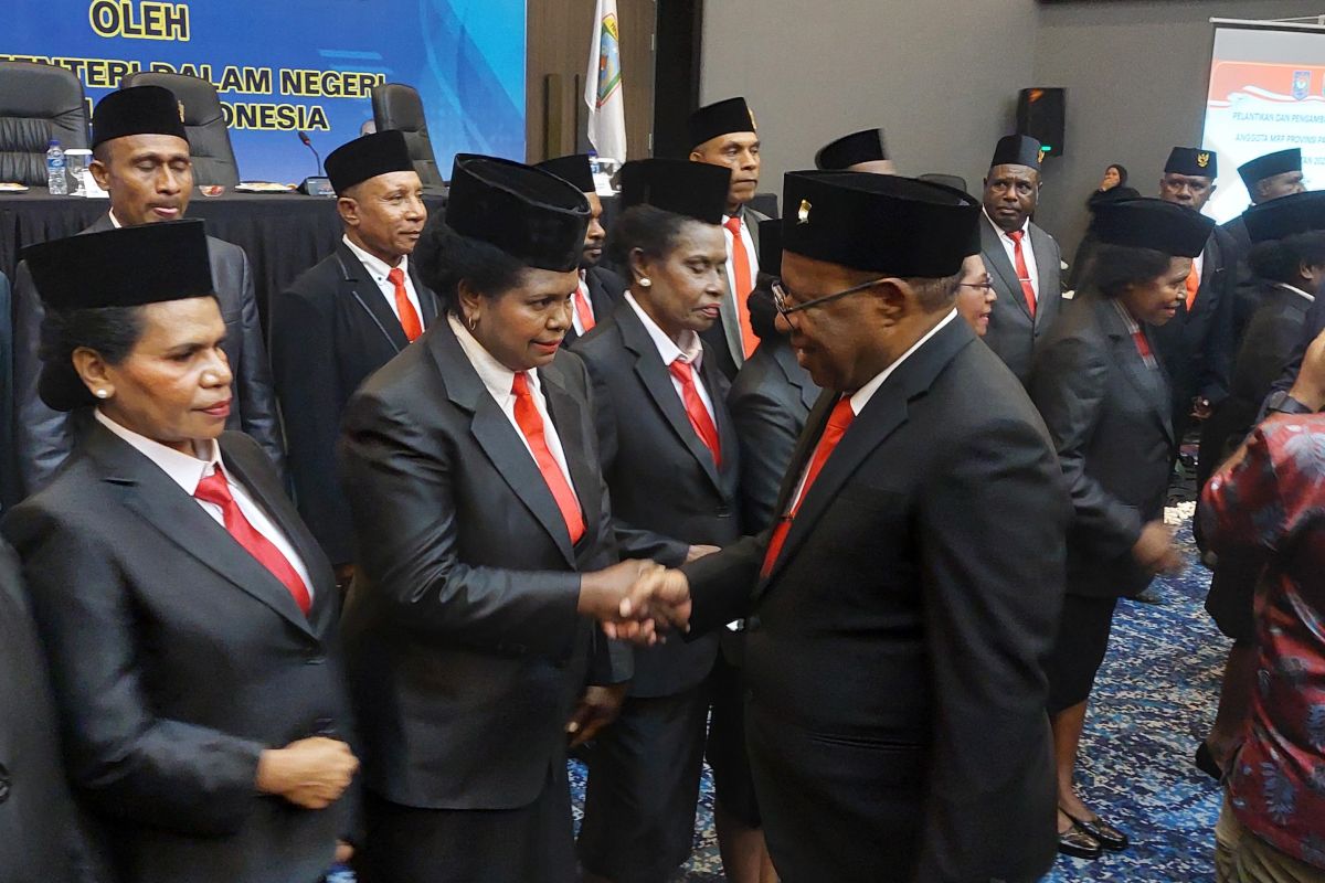 Wamendagri lantik 33 anggota MRP Papua Barat Daya di Sorong