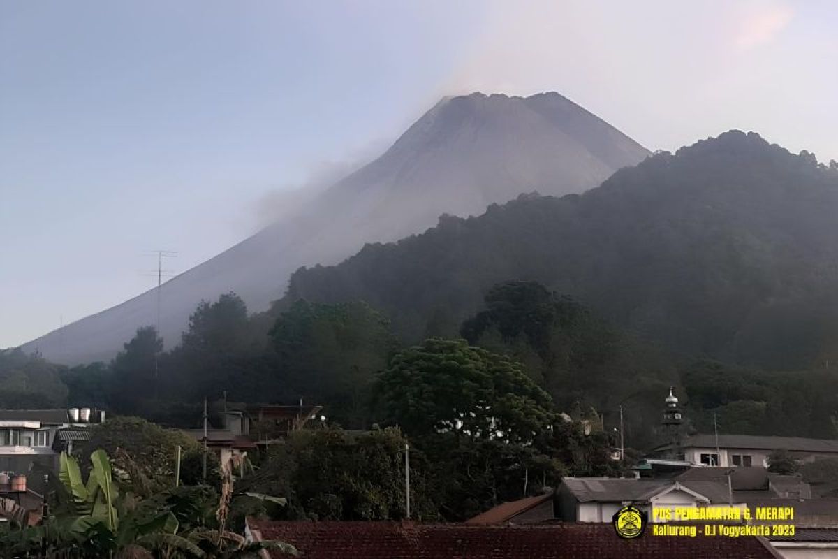 Gunung Merapi mengeluarkan belasan kali guguran lava ke Kali Bebeng