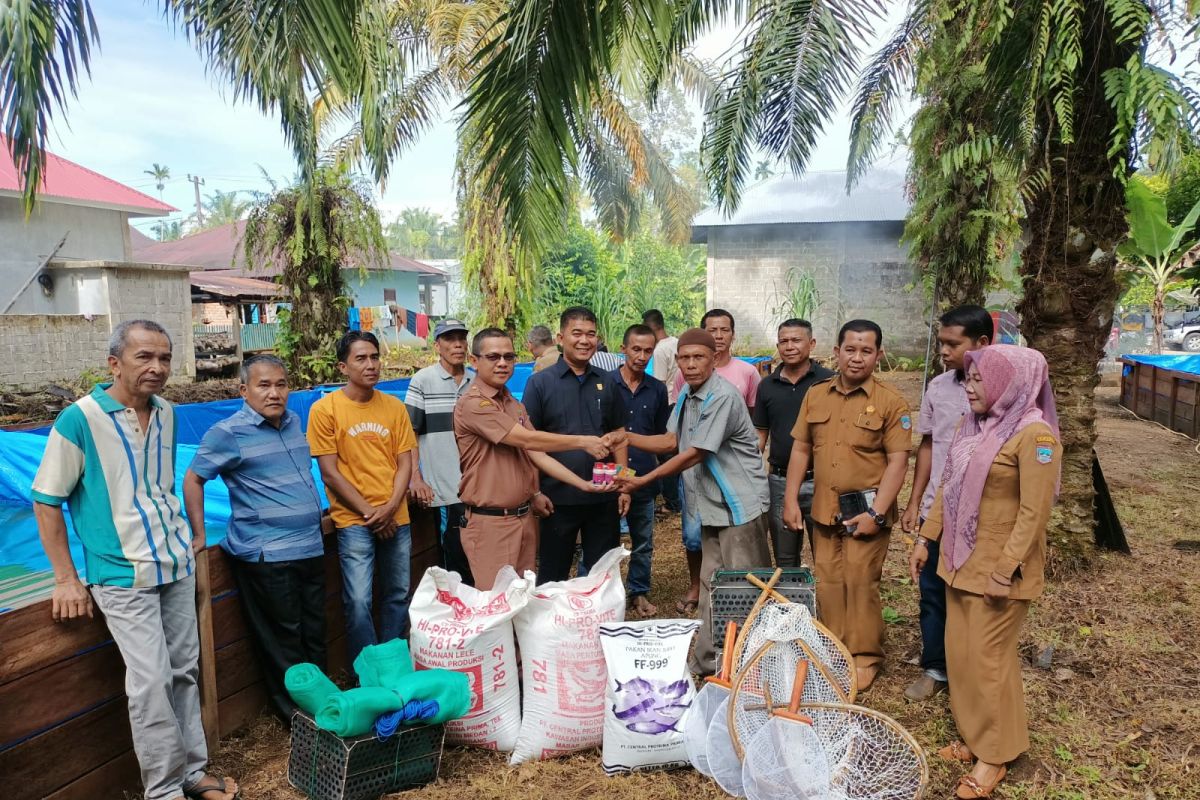 Pemkab Pasaman Barat lengkapi sarana nelayan upaya tingkatkan produksi