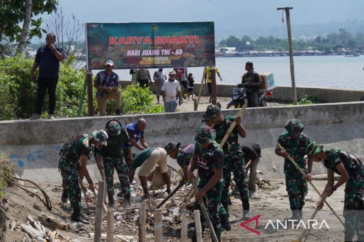 Kodam Pattimura lakukan aksi bersih pantai sambut Hari Juang TNI AD
