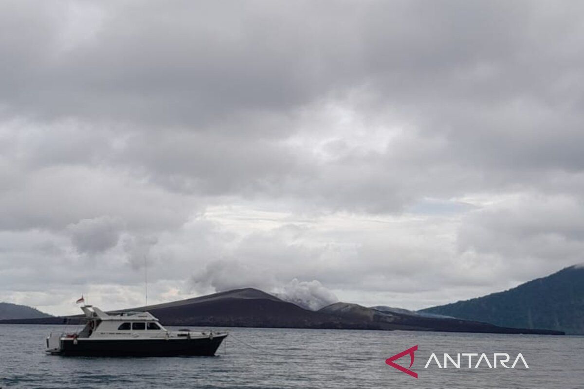 Gunung Anak Krakatau di Selat Sunda semburkan abu setinggi 800 meter