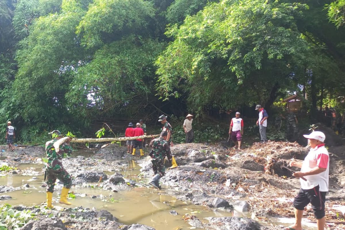 TNI membersihkan sungai di pedesaan Lombok Tengah