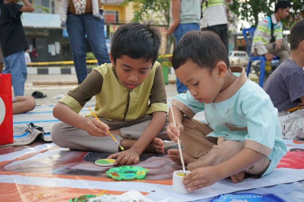 Asiknya melukis di keramik berbahan limbah batubara