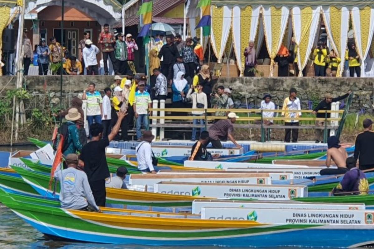Adaro donates 18 garbage boats to support Martapura River ASRI program