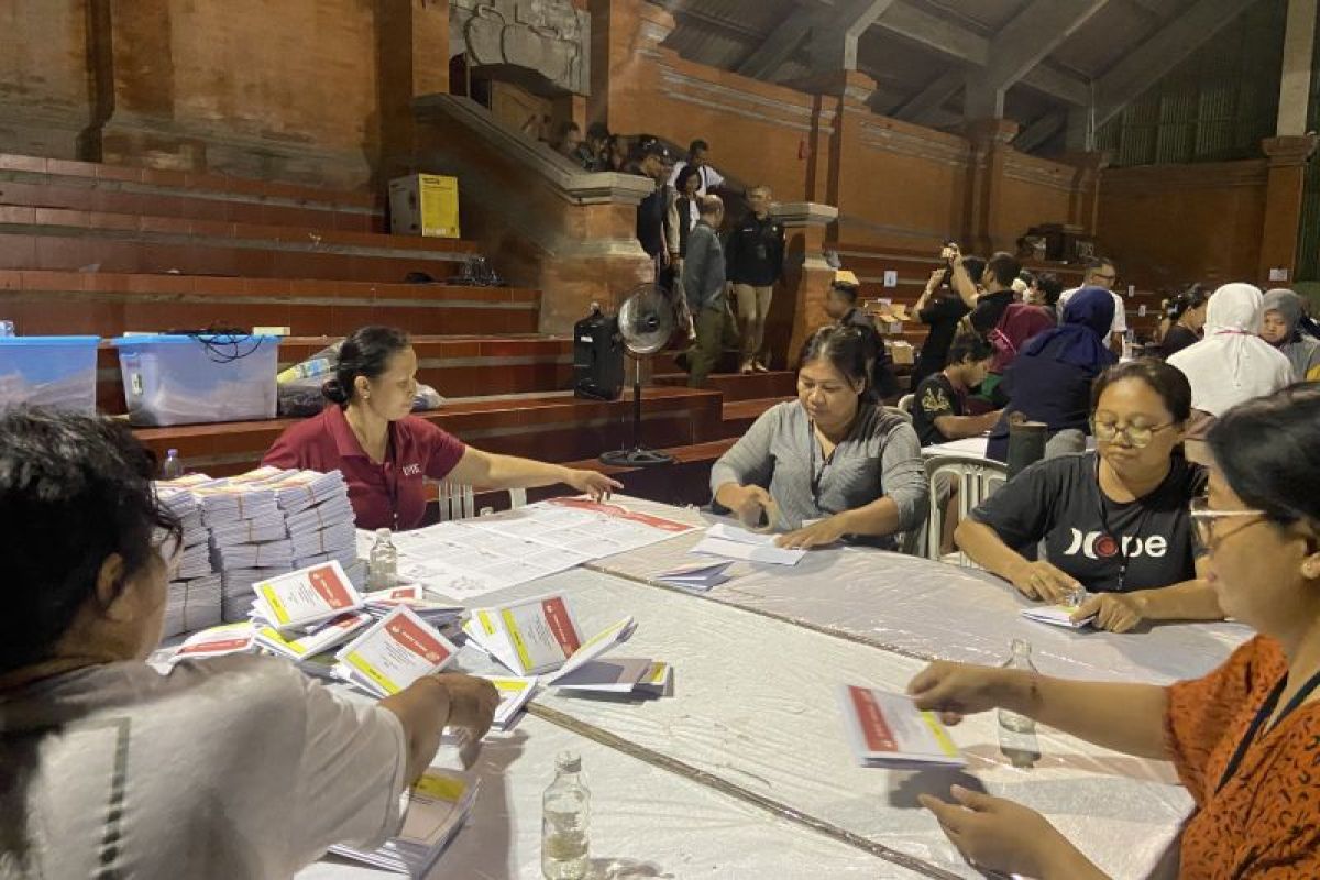 KPU Denpasar dibantu 146 relawan untuk lipat surat suara pemilu