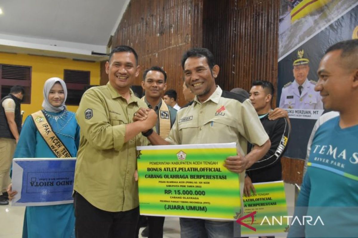 Pemkab Aceh Tengah serahkan bonus atlet peraih medali Pora