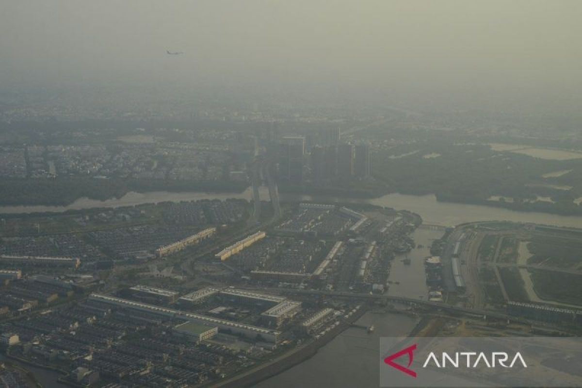 Kualitas udara Jakarta  berada di posisi terburuk kedua di dunia pada Minggu pagi