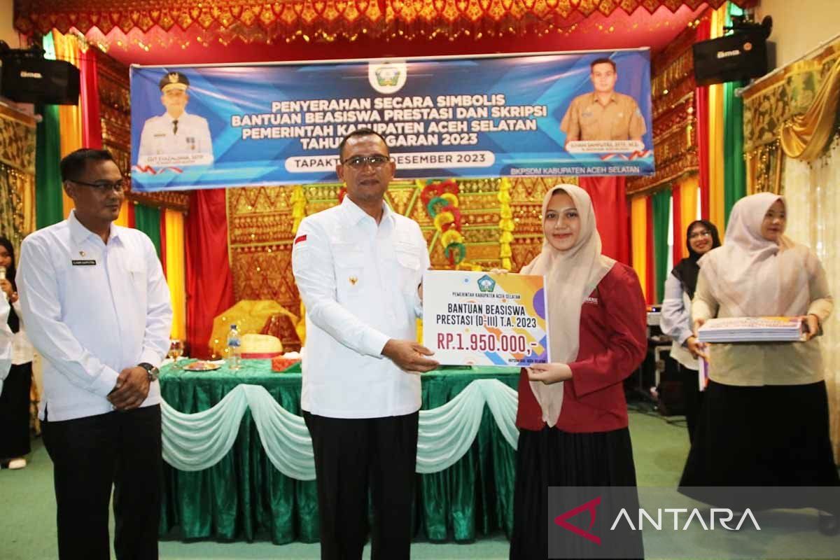 Pemkab Aceh Selatan berikan beasiswa kepada 1.225 mahasiswa